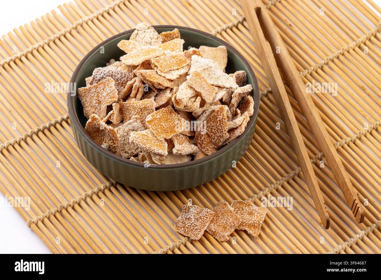 Getrocknete Mandarinenschalenstücke Stockfoto
