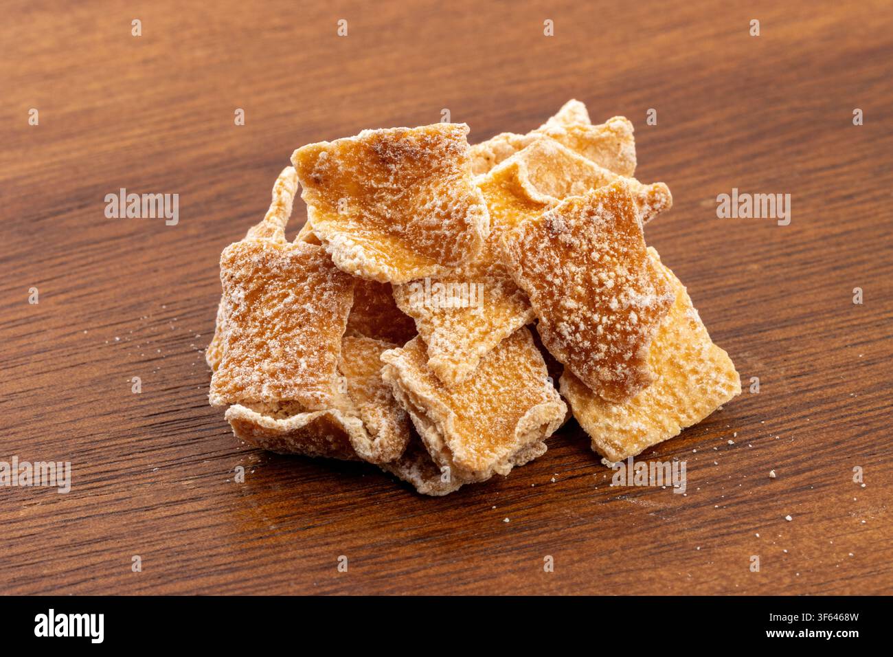 Getrocknete Mandarinenschalenstücke Stockfoto