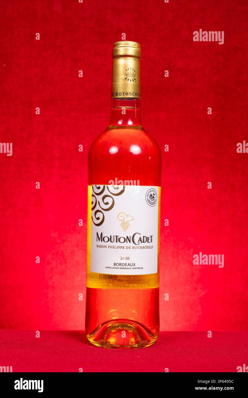 Zhongshan China-7. März 2026: Mouton Cadet 2020 Bordeaux Rosé-Weinglasflasche. Stockfoto