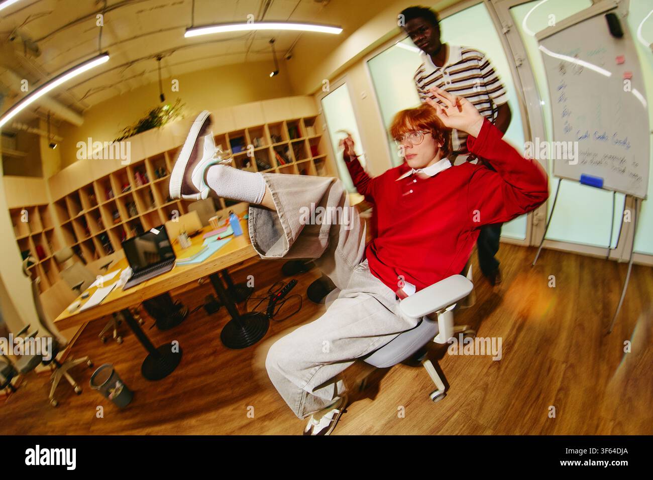 Kreative Menschen haben Spaß und spielen in einem modernen Coworking-Büro Stockfoto