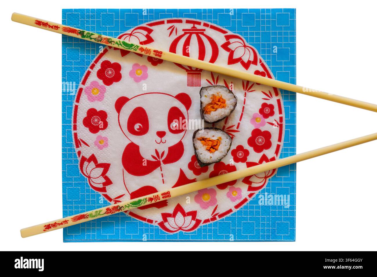 Sushi eingelegte Karotte Makil, Sushirolle auf Servietten Serviette mit Essstäbchen Essstäbchen isoliert auf weißem Hintergrund Stockfoto