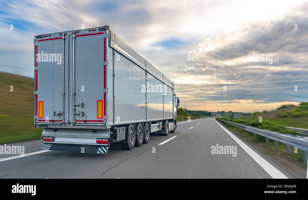 Lastwagen auf freier Autobahn. Frachtverkehr und Logistik-Inhalt. Stockfoto