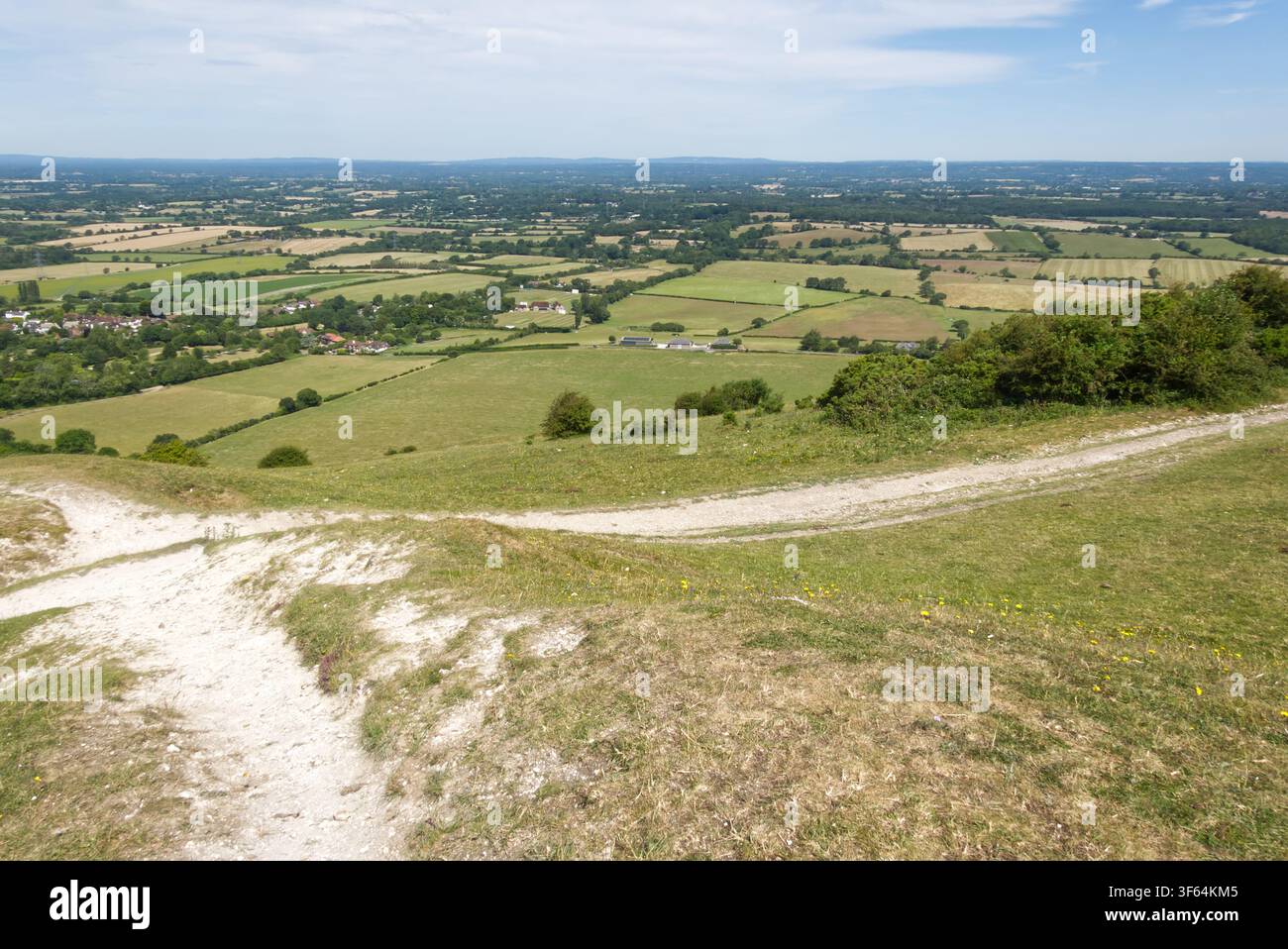 Blick über The Sussex Weald von The Devils Dyke auf The South Downs nahe Brighton in East Sussex, England. Die North Downs in weiter Ferne. Stockfoto