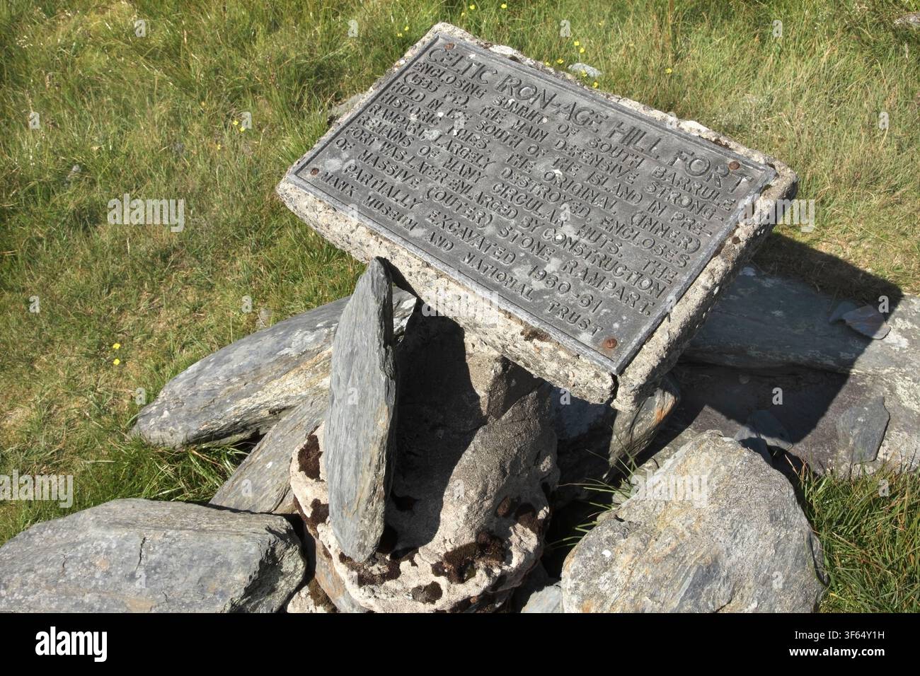 Informationspanel am Standort eines alten keltischen Hügelforts aus der Eisenzeit auf dem Gipfel des South Barrule, Isle of Man. Stockfoto