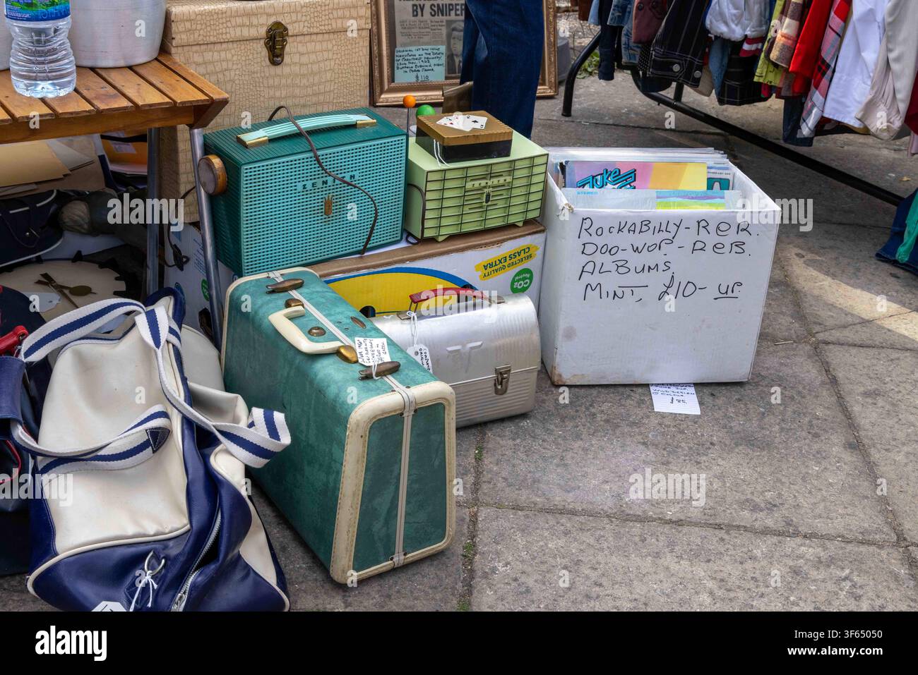 Vintage-Plattenstand auf der Rockin‘ at the Mills-Veranstaltung in den Merton Abbey Mills, London, am 1. August 2026, mit Vinylplatten, Retro-Koffern und Mitte-der- Stockfoto