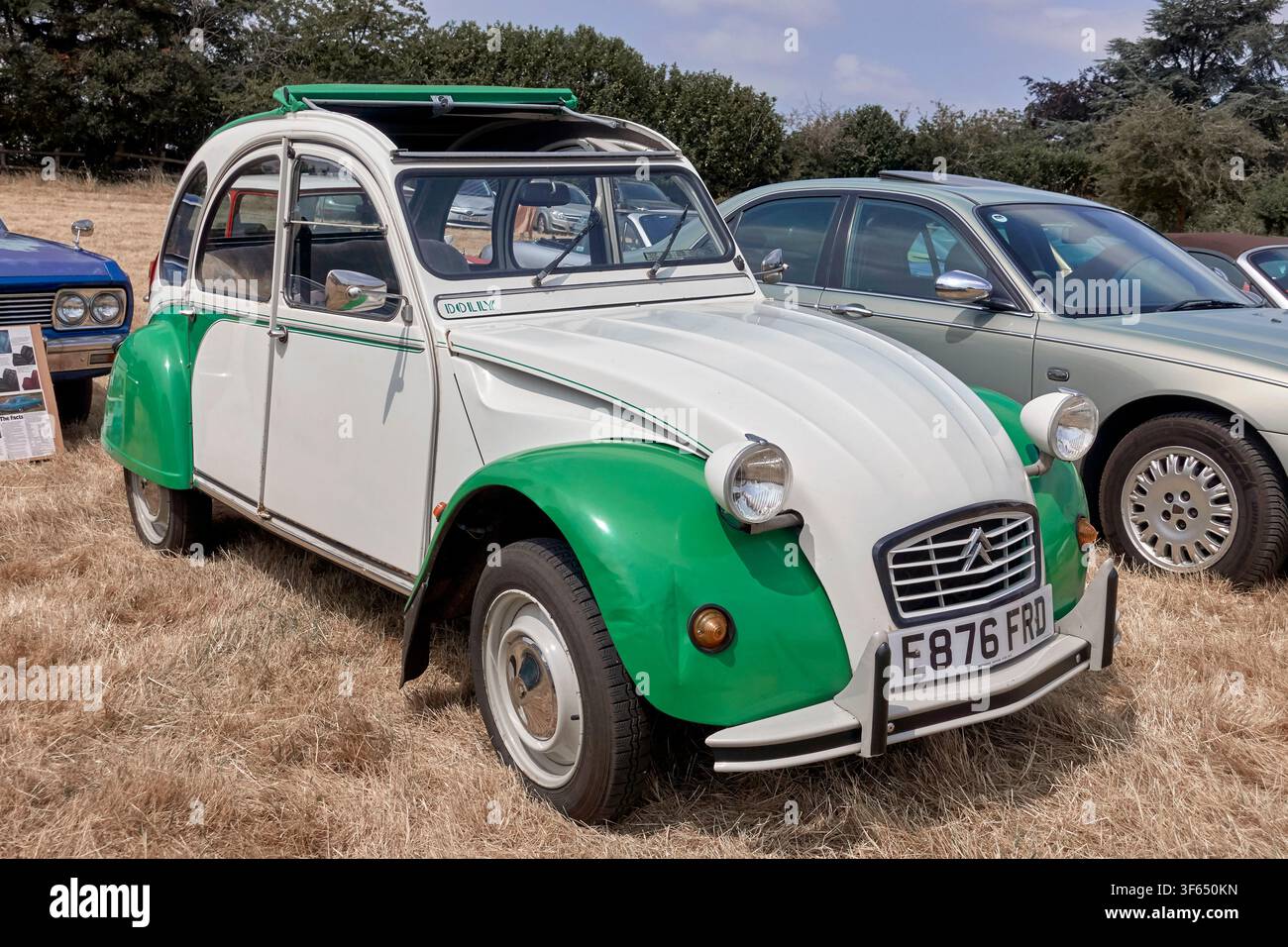 Citroen 2CV Dolly. Klassischer französischer Wagen von 1988 in zweifarbigem Design. Stockfoto