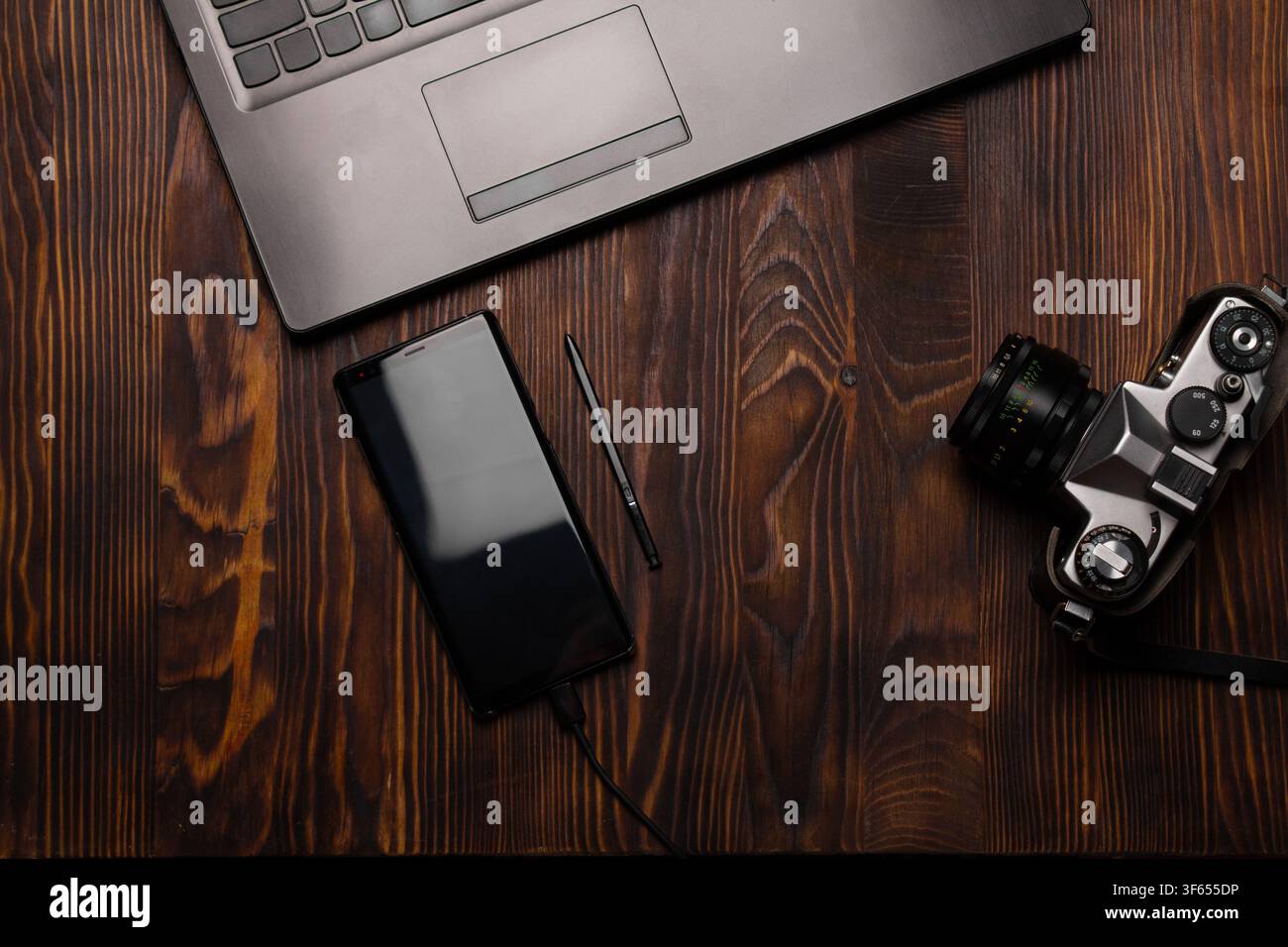 Kreativer professioneller Desktop-Hintergrund mit Tech-Geräten und Retro-Kamera, Konzept von Freelance-Blogging, Digitalfotografie und mobilem Büro. Stockfoto