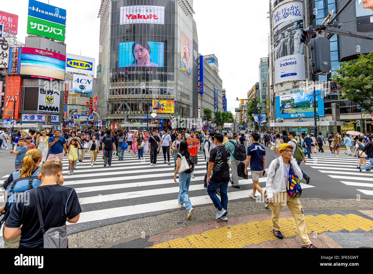 Tokio Japan – 23. Juni 2026 – Menschenmenge, die den berühmten Shibuya-Scramble-Fußgängerüberweg überquert Stockfoto