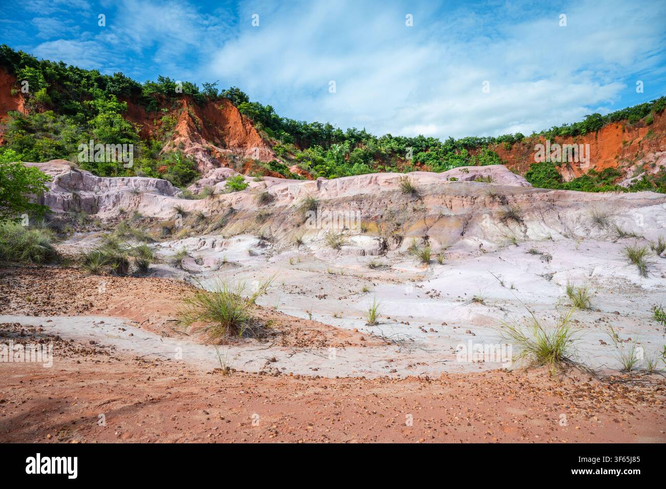 Landschaft des Cirque Rouge oder Roten Zirkus, einzigartige Felsformation in Mahajanga, Madagaskar Stockfoto