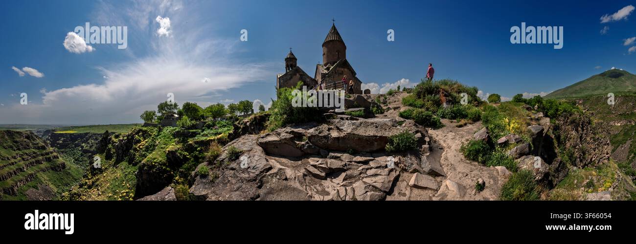 Panoramablick auf das Saghmosavank-Kloster, das auf einer felsigen Klippe in Armenien thront Stockfoto