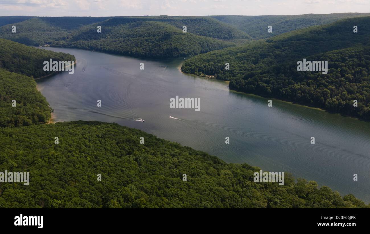 Luftaufnahme des Allegheny National Forest mit einem sich windenden See, umgeben von dichtem grünem Wald und kleinen Booten auf dem Wasser in Bradford, Pennsylvania Stockfoto