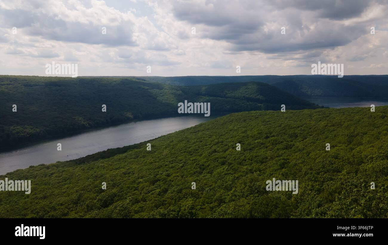 Luftbild des Allegheny National Forest mit einem sich windenden Fluss, umgeben von dichten grünen Wäldern und sanften Hügeln in Bradford, Pennsylvania Stockfoto