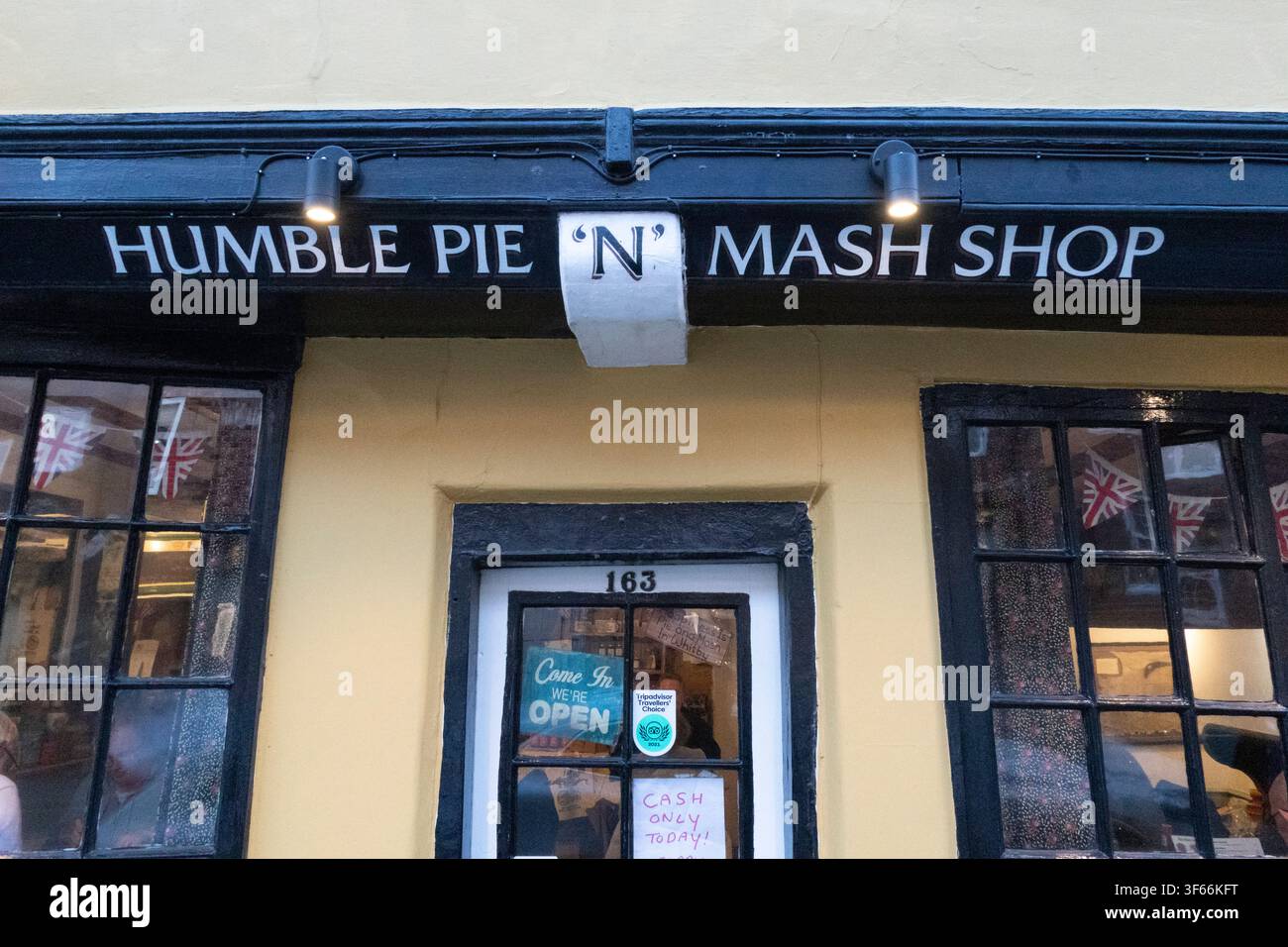 Außenaufnahme der Frontfassade des berühmten Humble Pie 'n' Mash Shop in der Church Street 163 in Whitby, North Yorkshire, England. Stockfoto