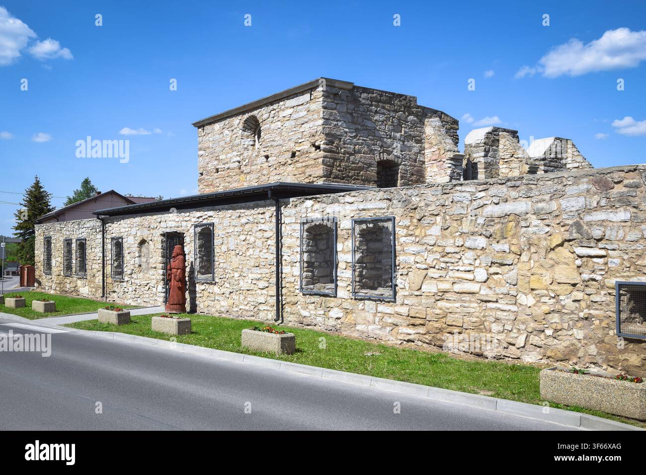 Historische Steinruinen der Heiligen-Geist-Kirche unter einem klaren blauen Himmel in Szydłów, Świętokrzyskie, Polen. Stockfoto