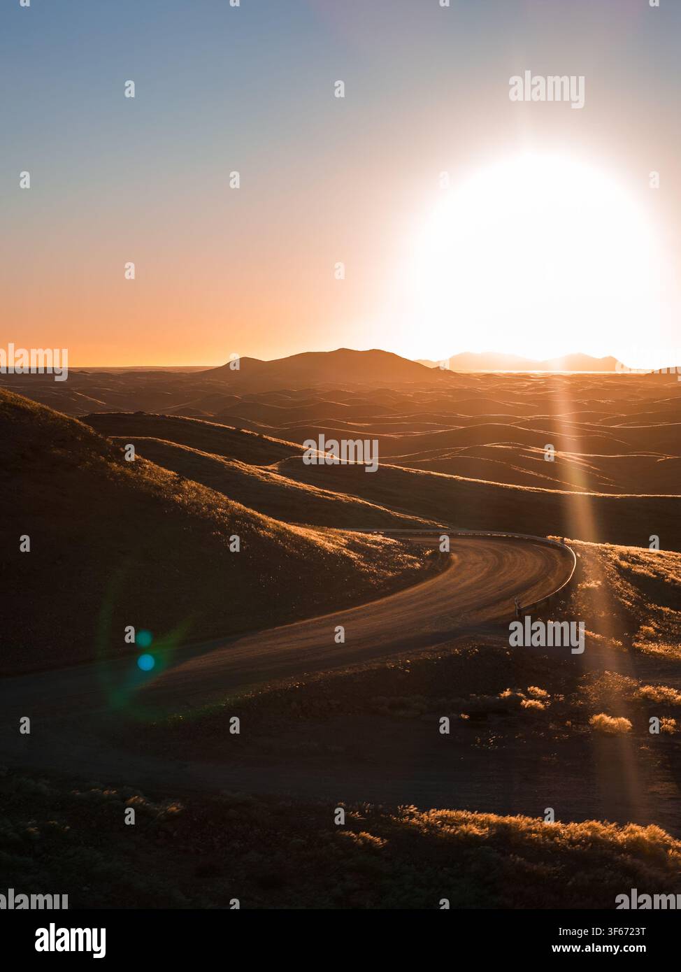 Luftbild einer sich windenden Schotterstraße bei Sonnenuntergang in der Namib-Wüste, Namibia Stockfoto