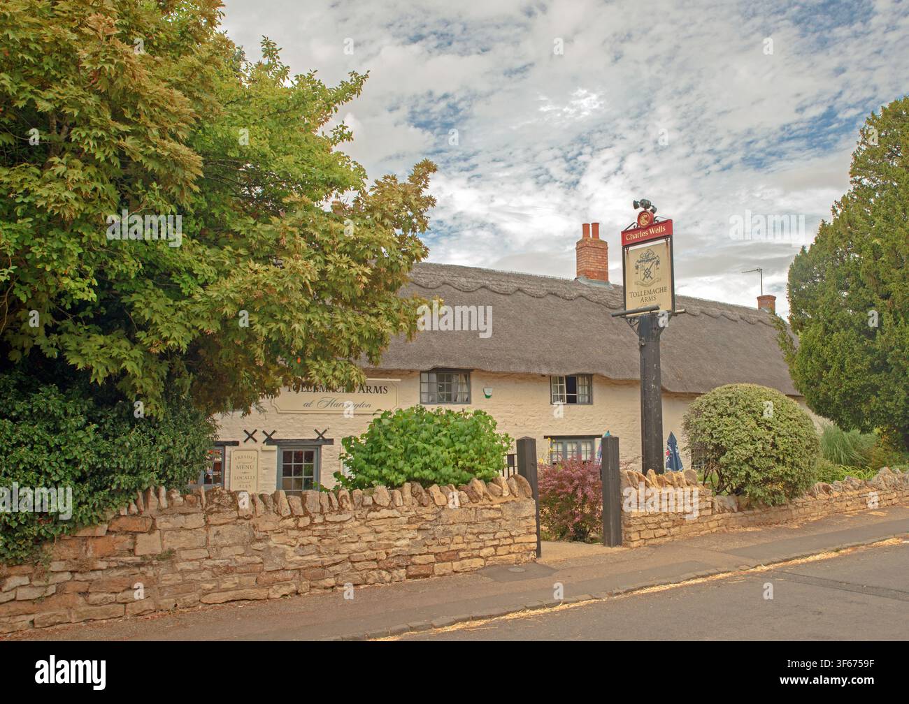 Die Strohgedeckte Tollemache-Kneipe in Harrington, Northamptonshire, UK. Stockfoto