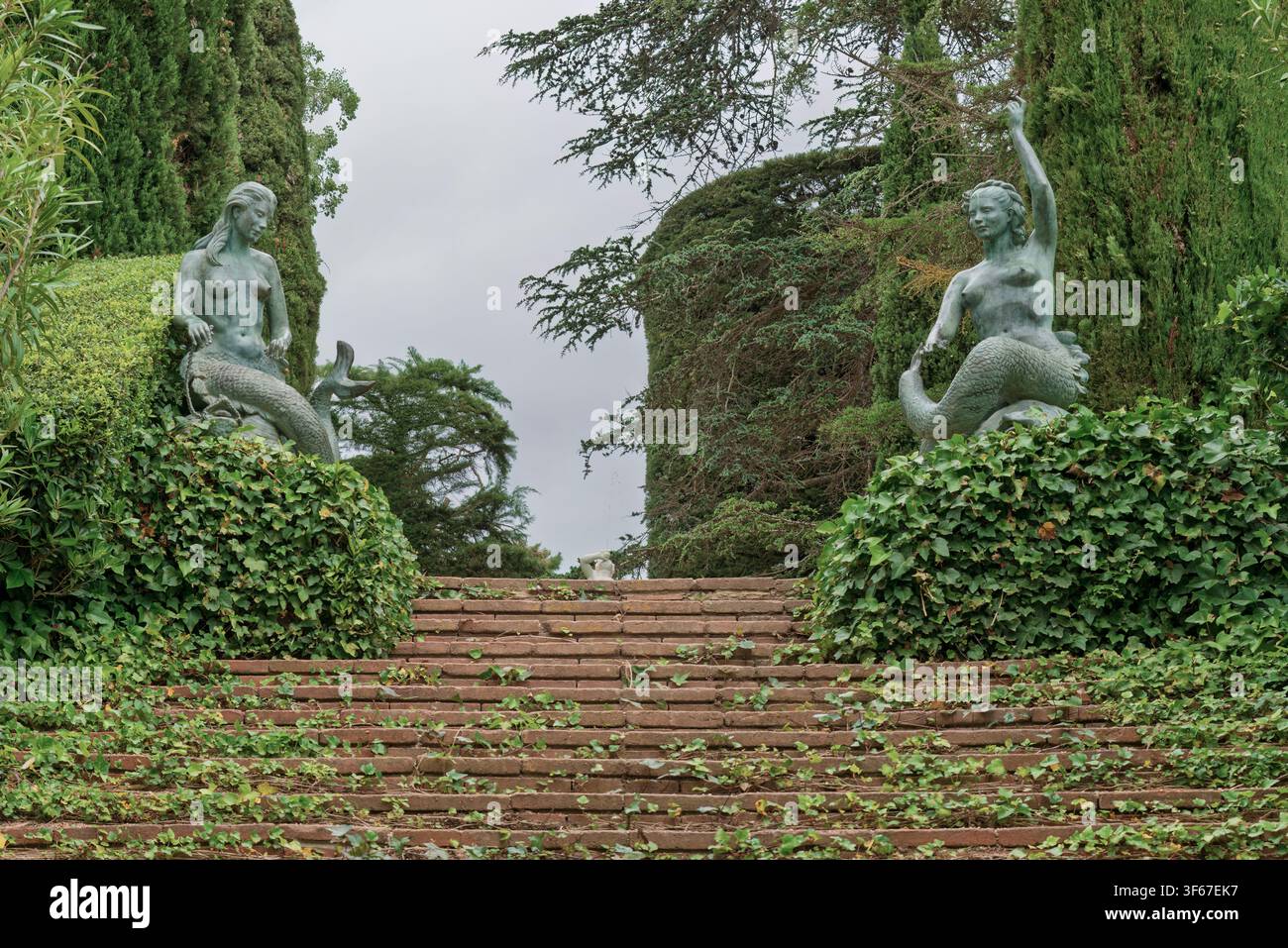 Treppe mit Meerjungfrauenstatuen und riesigen Muschelschalen im historischen Garten Santa Clotilde in Lloret de Mar, Girona, Katalonien, Spanien. Stockfoto