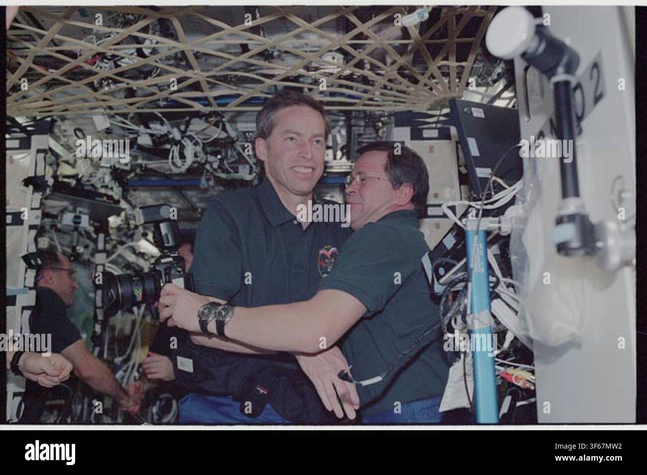 James Wetherbee und Nikolai Budarin verabschieden sich im US-Labor nach Abschluss der angedockten Operationen während der STS-113-Mission. Stockfoto