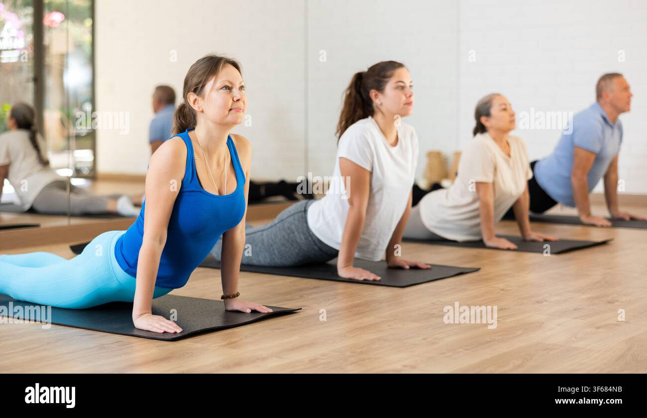 Frau, die während des Yoga-Workouts nach oben blickt Stockfoto