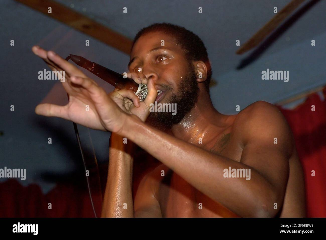 Amerikanischer Hip-Hop-Künstler Phranchyze tritt am 9. August 2008 im Victory Grill in Austin, Texas, auf. (Foto von John Anderson/The Austin Chronicle) Stockfoto