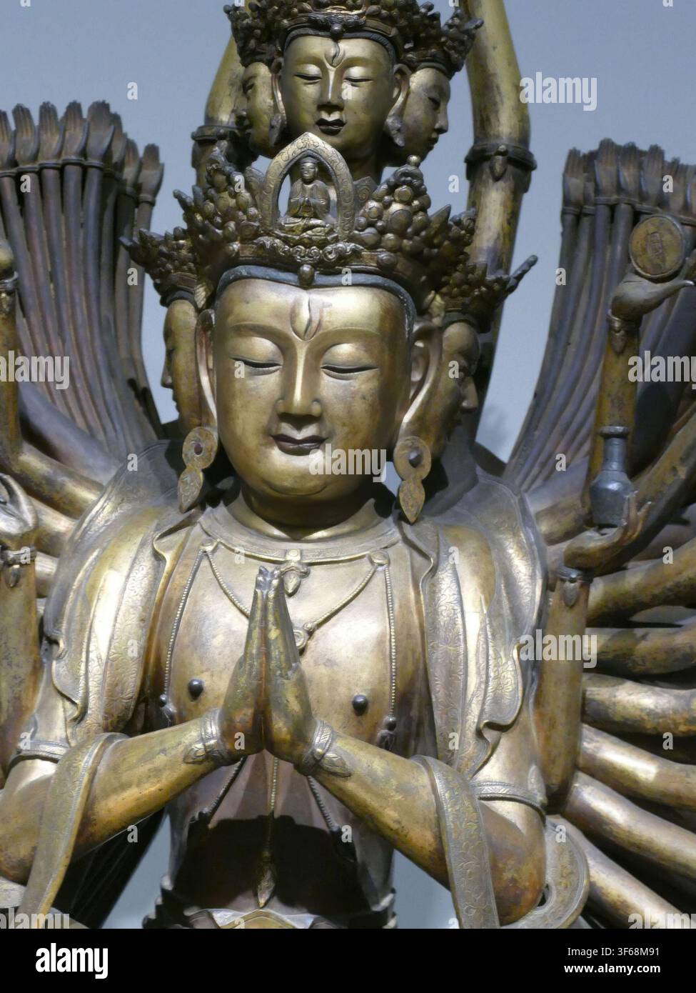 SEATTLE – 23. APR 2025 – Bronzene Gottheitsskulptur, die eine mehrarmige buddhistische Figur darstellend, die meditiert, symbolisiert spirituelle Tiefe und kunstvolle Künstl Stockfoto