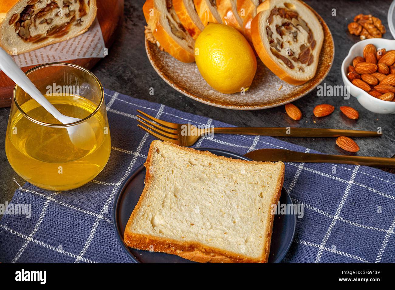 Gemischtes Backwaren-Sortiment mit weißem Toast-Schnittenbrot und Rosinenstange Stockfoto