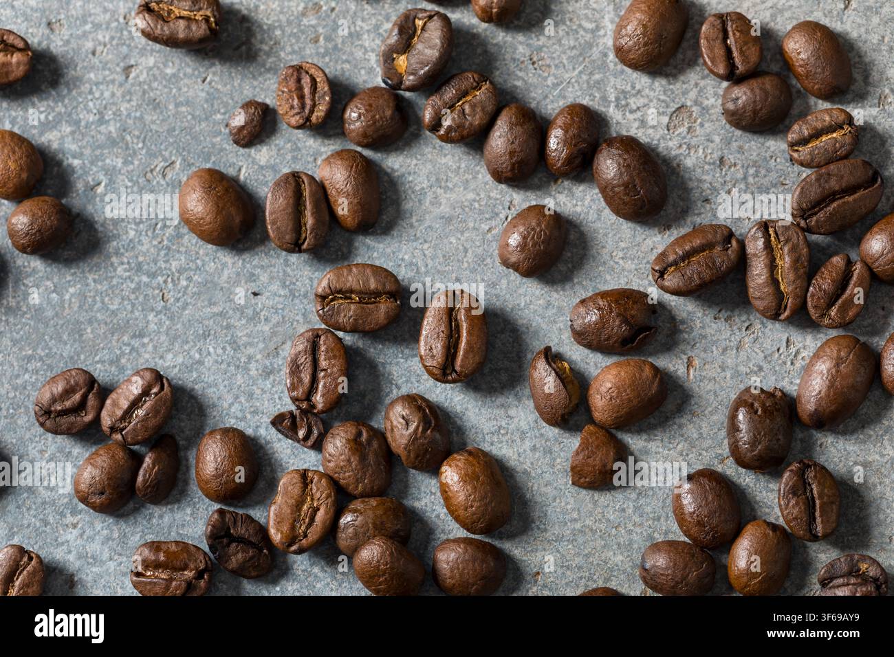 Rohe braune Bio-Kaffeebohnen in einem Haufen Stockfoto
