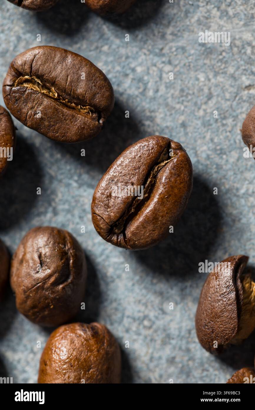 Rohe braune Bio-Kaffeebohnen in einem Haufen Stockfoto