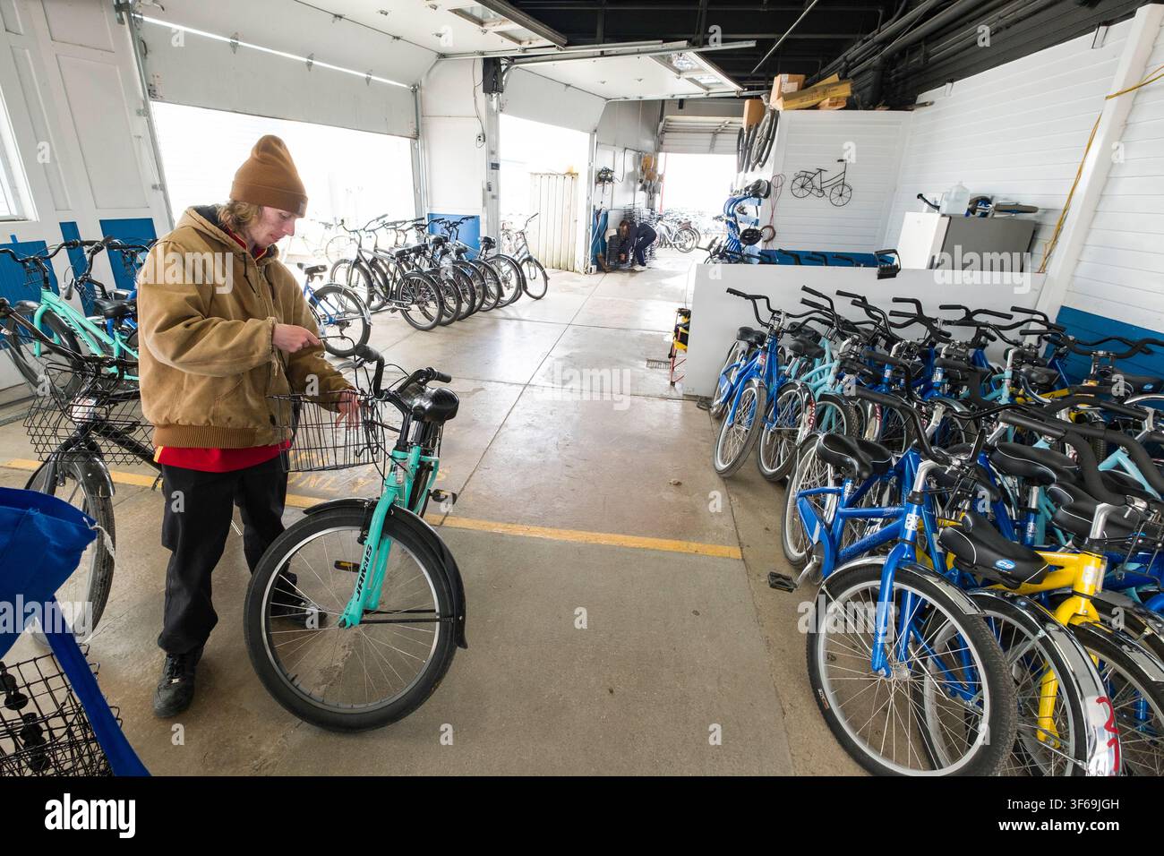 Eingebettet im Mackinac Island State Park bietet Ryba’s Lakeview Bike Rental einen bequemen Ausgangspunkt für die Erkundung der autofreien Straßen der Insel. T Stockfoto