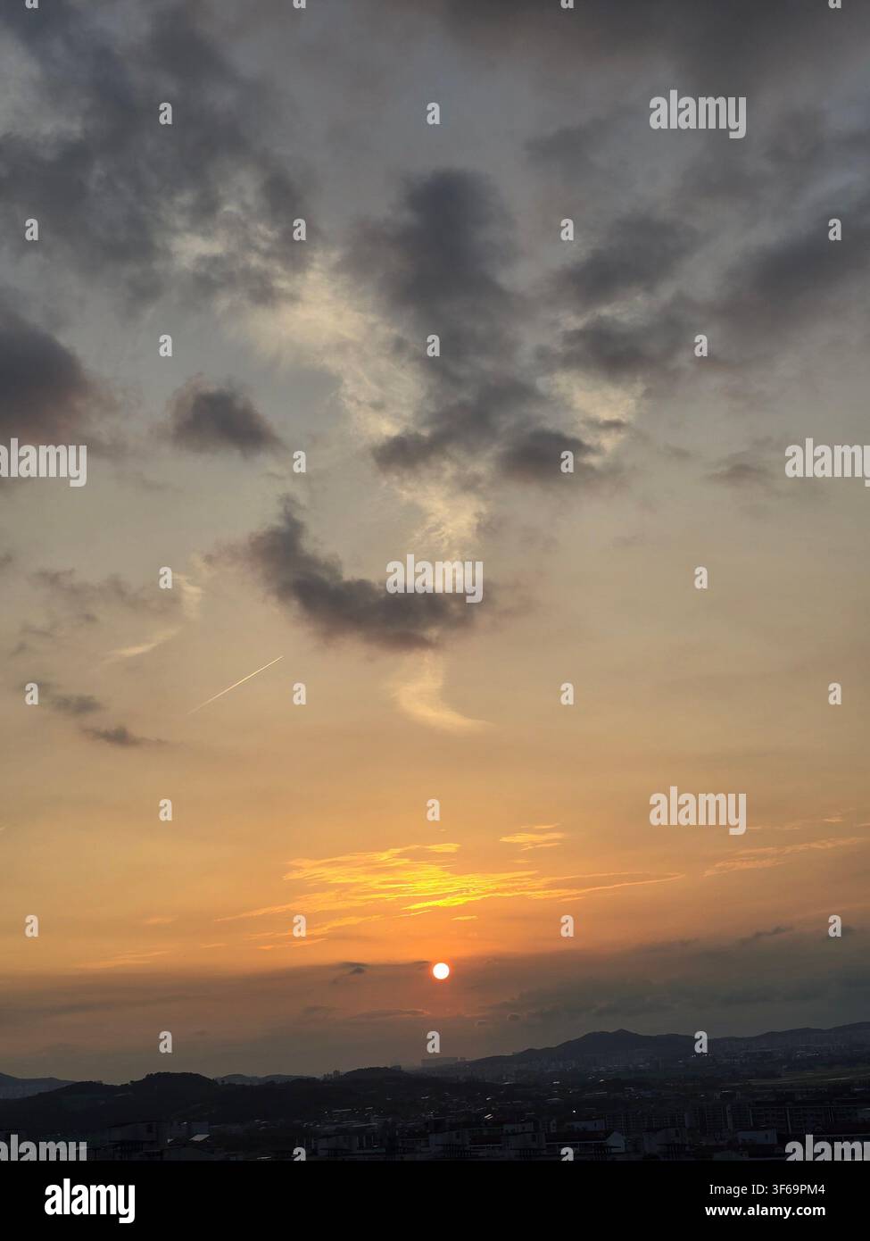 Wunderschöner Sonnenuntergang über den Bergen mit dramatischen Wolken am Himmel. Stockfoto