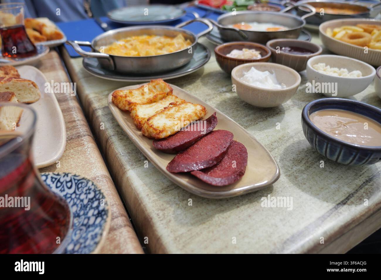 Essen, das während eines Mahlzeit-Treffens auf einem Tisch ausgebreitet ist Stockfoto