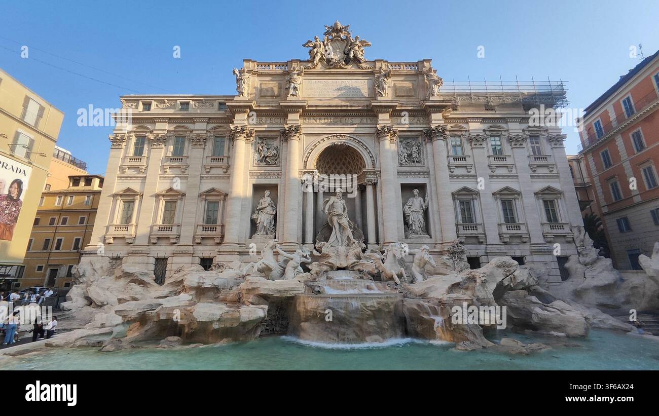 Majestische Frontansicht des ikonischen Trevi-Brunnens in Rom, Italien unter einem klaren blauen Himmel - Smartphone-aufgenommenes Stockfoto