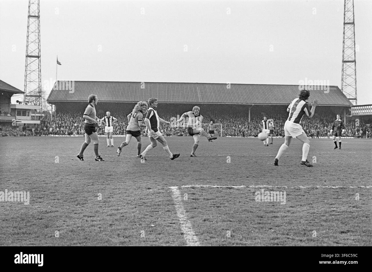 Das David Woodfield-Testspiel in Molineux, Wolverhampton. Woodfield spielte von 1962 bis 1971 250 Mal für Wolves und 15.000 Zuschauer kamen, um sein Testspiel zu sehen.  Endergebnis Wolverhampton Wanderers (1 Tor) - ex Albion 11s - (2 Tore)  Bild zeigt ganz links den Sänger Elton John (mit seiner Brille) für Wolverhampton und den Led-Zeppelin-Sänger Robert Plant (langes Haar, Nummer 10 für Wolverhampton) im 18-Yard-Raum von Albion.  Foto aufgenommen am 30. April 1974 Stockfoto