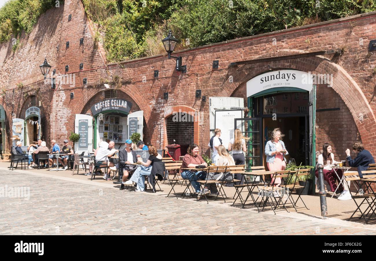 Menschen, die draußen an Cafés am Exeter Quayside, Devon, England, UK sitzen Stockfoto
