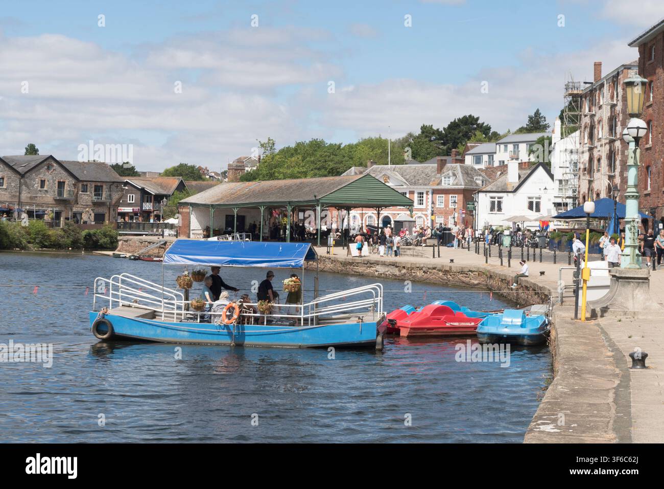 Butts Ferry, eine von Hand betriebene Seilfähre, die den Fluss Exe an den Exeter Quayside in Devon, England, UK überquert Stockfoto