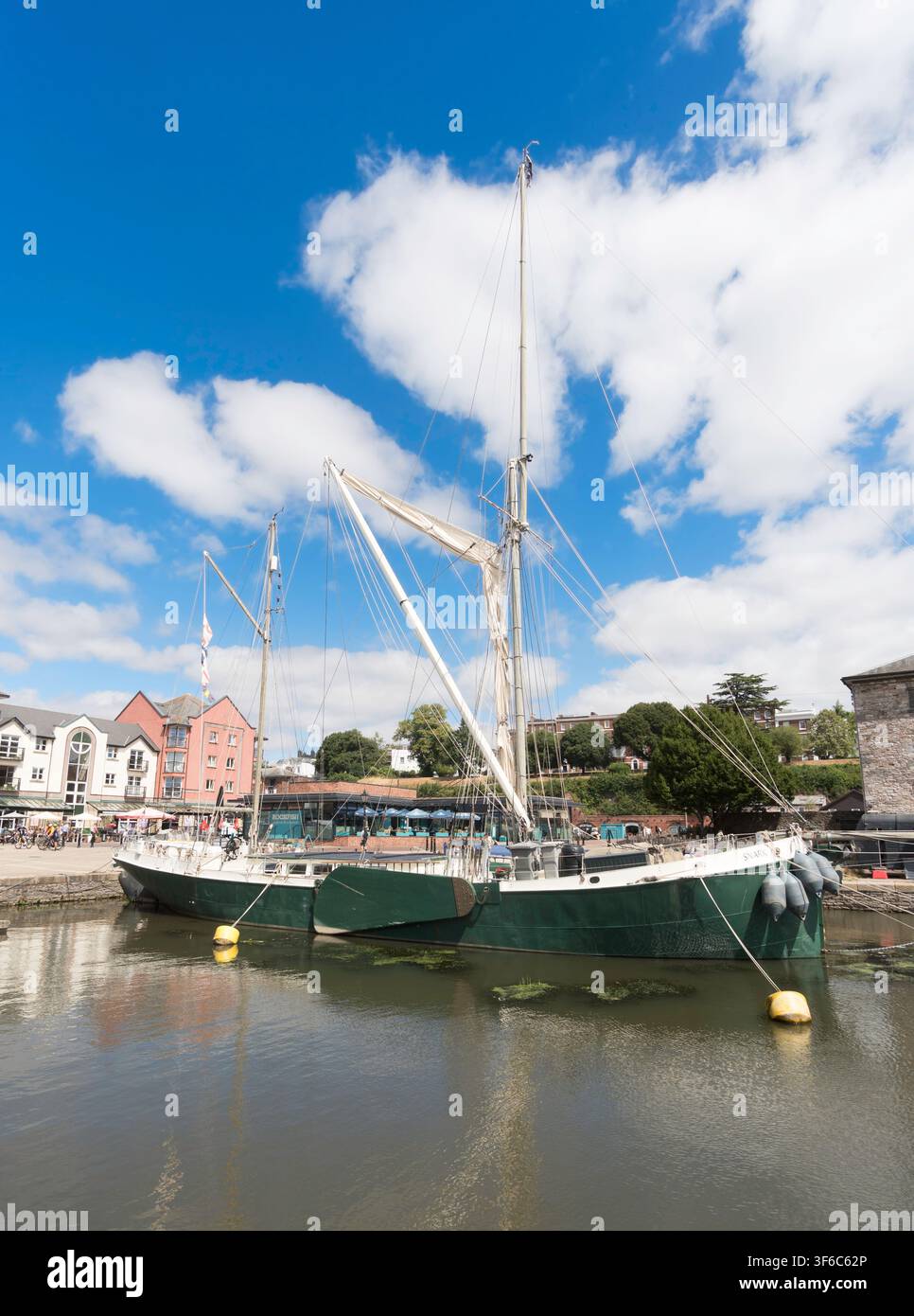 Die Snark, eine Nachbildung einer Thames-Segelbarge, die im Exeter Canal Basin, Devon, England, UK, vertäut ist Stockfoto