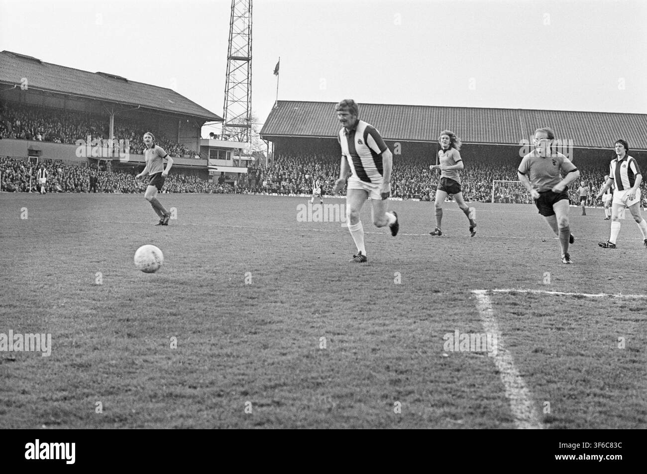 Das David-Woodfield-Gedächtnisspiel in Molineux, Wolverhampton. Woodfield spielte von 1962 bis 1971 250 Mal für Wolves und 15.000 Zuschauer kamen, um sein Gedächtnisspiel zu sehen. Endstand Wolverhampton Wanderers (1 Tor) - ex Albion 11s - (2 Tore) Bild zeigt Sänger Elton John (mit seiner Brille), der den Ball für Wolverhampton jagt, während Led-Zeppelin-Sänger Robert Plant (langes Haar für Wolverhampton) ihm zur Unterstützung folgt. Foto aufgenommen am 30. April 1974 Stockfoto