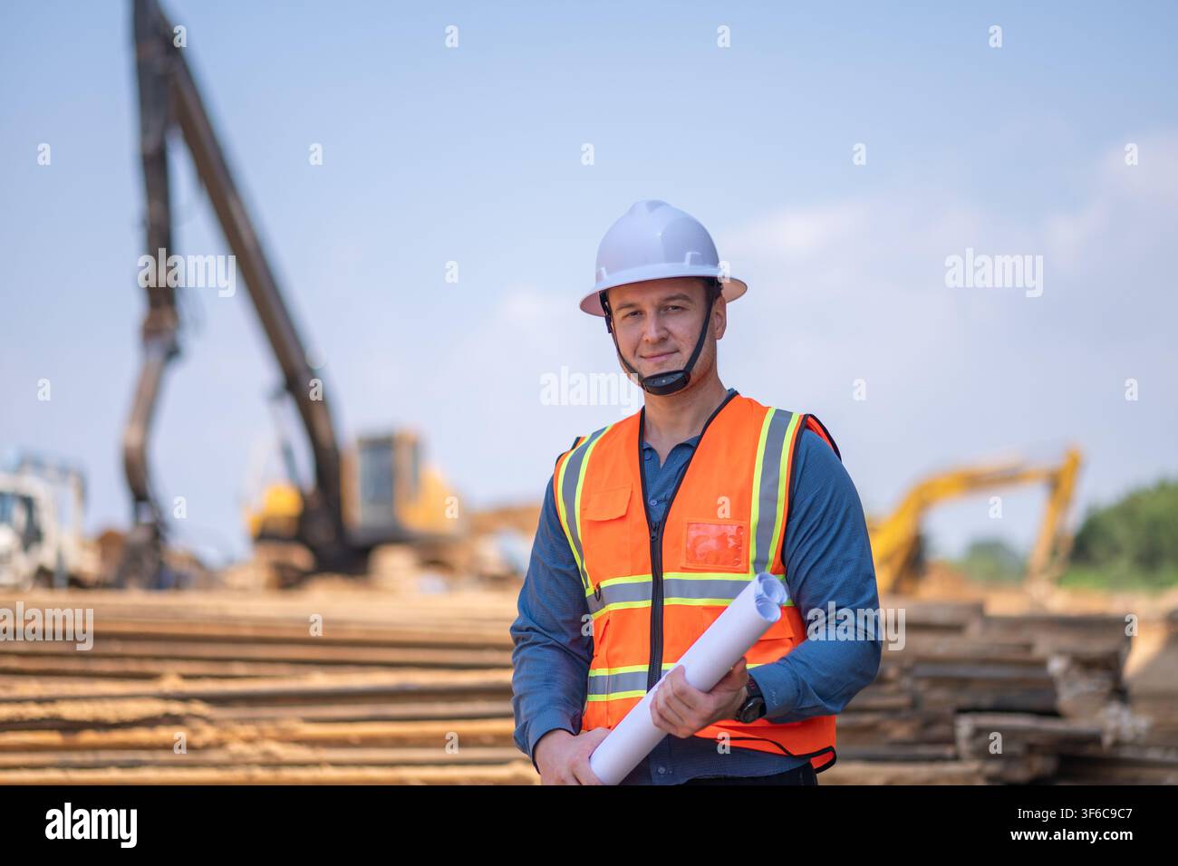Bauleiter oder Ingenieur arbeitet auf einer Rohrbaustelle zur Inspektion von Baudetails mit schweren Maschinen Stockfoto