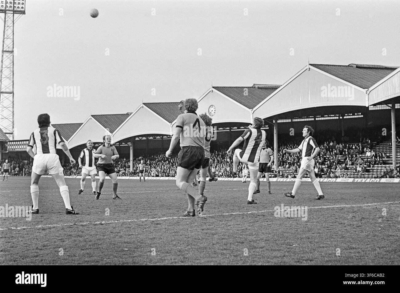 Das David Woodfield-Gedenkspiel in Molineux, Wolverhampton. Woodfield spielte von 1962 bis 1971 250 Mal für Wolves und 15.000 Zuschauer kamen, um sein Gedenkspiel zu sehen. Endstand Wolverhampton Wanderers (1 Tor) - Ex Albion 11s - (2 Tore) Bild zeigt Sänger Elton John (mit seiner Brille) unter dem Ball für Wolverhampton, während Led Zeppelin-Sänger Robert Plant (langes Haar für Wolverhampton) im Bild ist, aber größtenteils verdeckt wird. Foto aufgenommen am 30. April 1974 Stockfoto