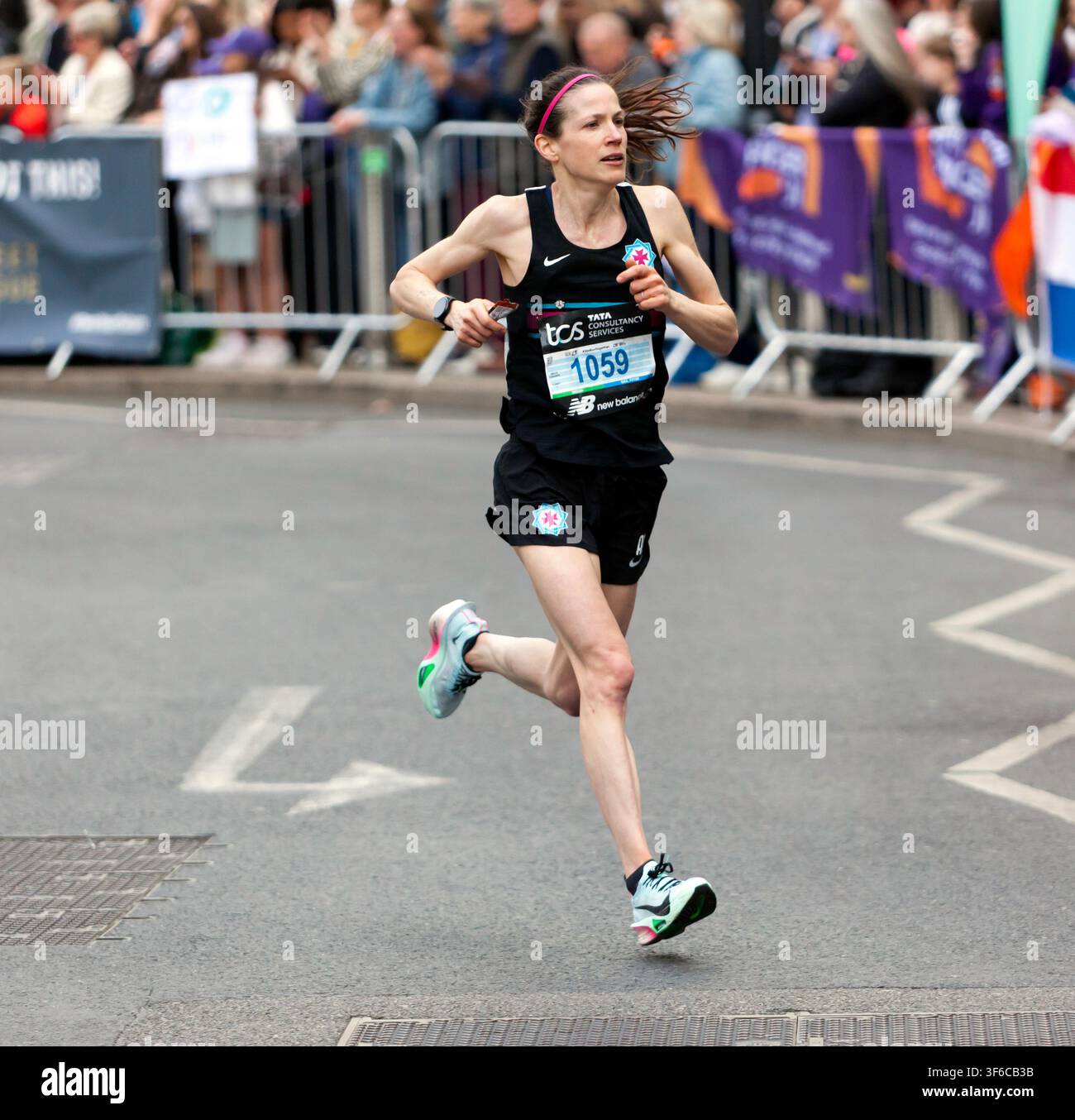 Andrea Clement (GBR) läuft durch Bank Street Canary Wharf im London-Marathon 2026. Sie war die 1. Frau in ihrer Altersklasse mit einer Zeit von 02:30:16. Stockfoto