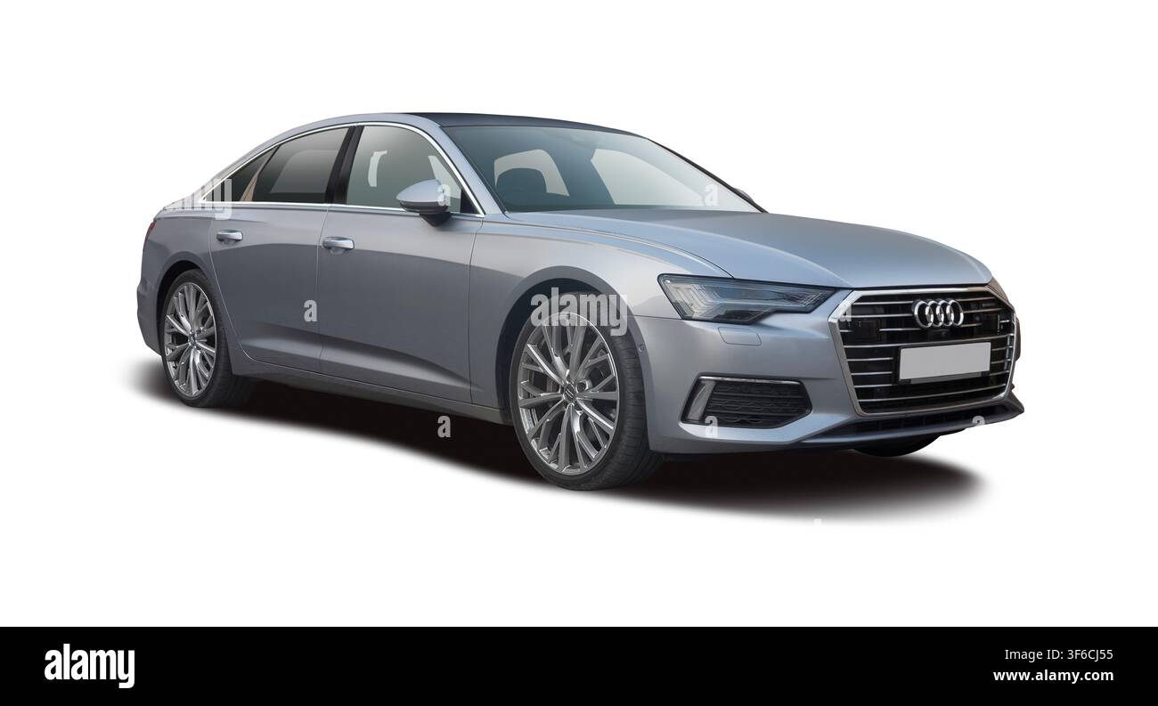 Silberner Audi A6 Luxury Sedan – Modernes Premium-Deutsches Executive-Auto, Vorderes Dreiviertelansicht isoliert auf weißem Hintergrund Stockfoto