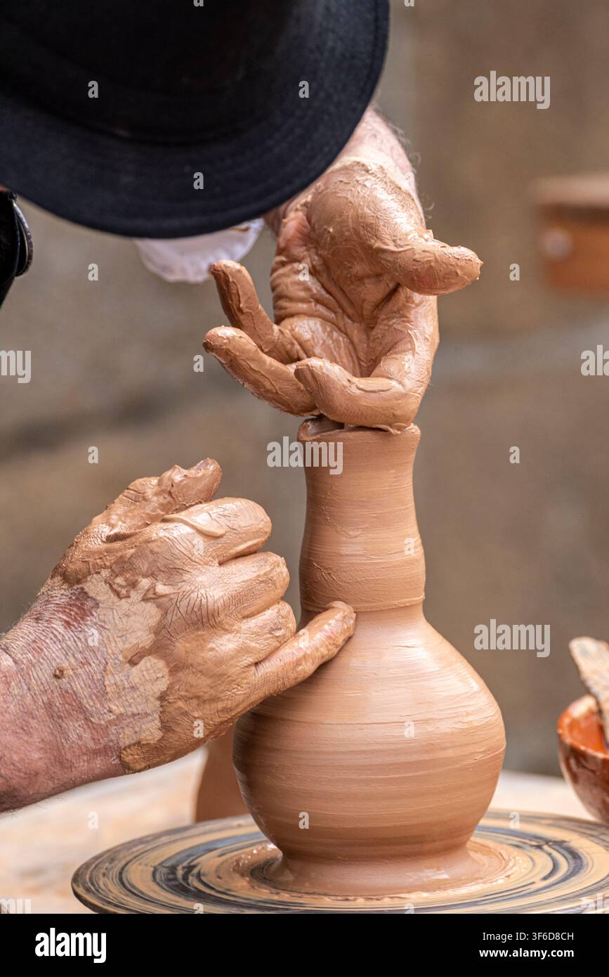 Detaillierte Ansicht eines geschickten Handwerkers, der in einer Außenwerkstatt handgefertigte Keramik herstellt Stockfoto