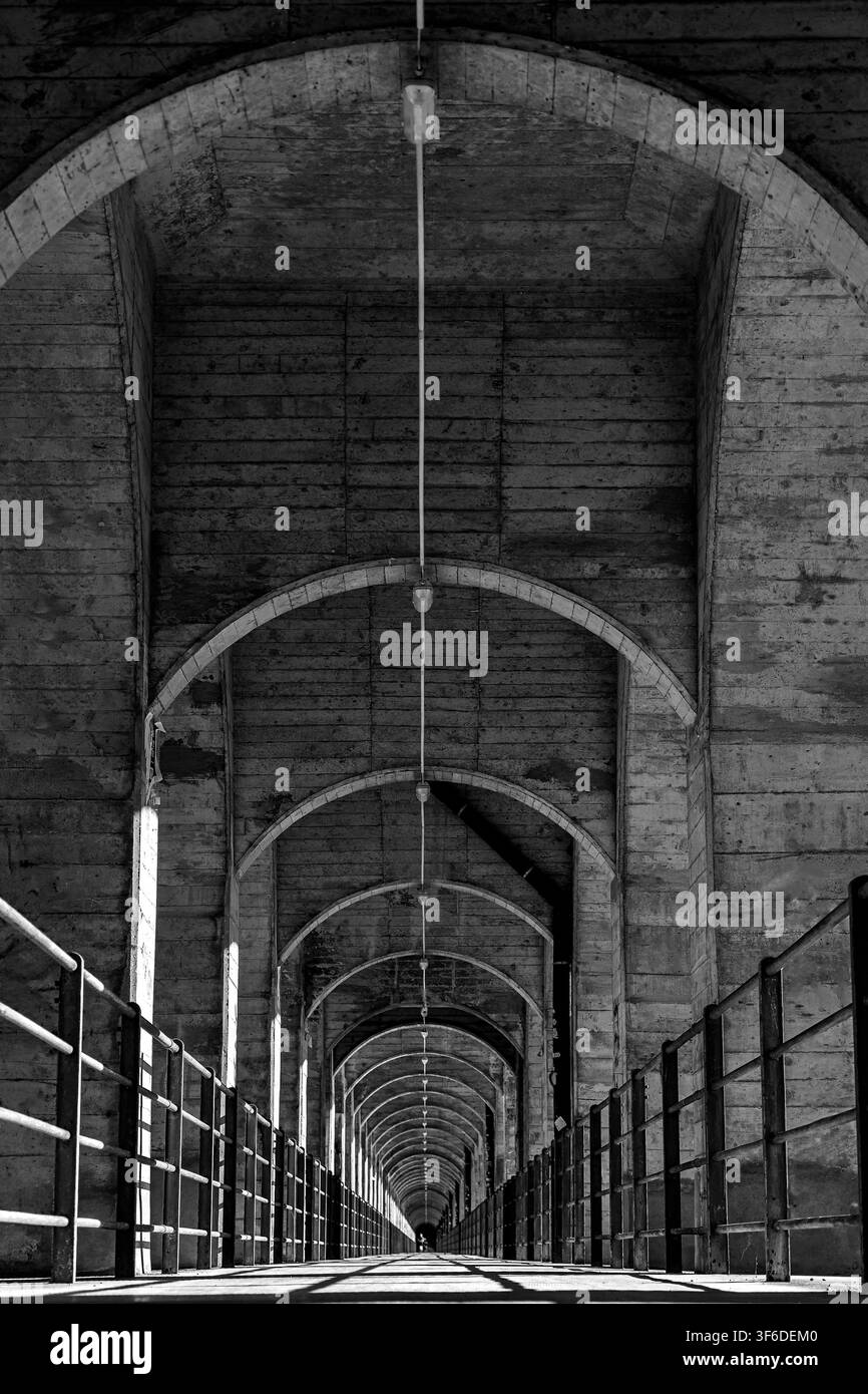 Die symmetrische Struktur der Grandfey-Brücke bei Freiburg, Schweiz. Das Grandfey-Viadukt über die Saane/Sarine hat eine Fußgängereschicht und Stockfoto