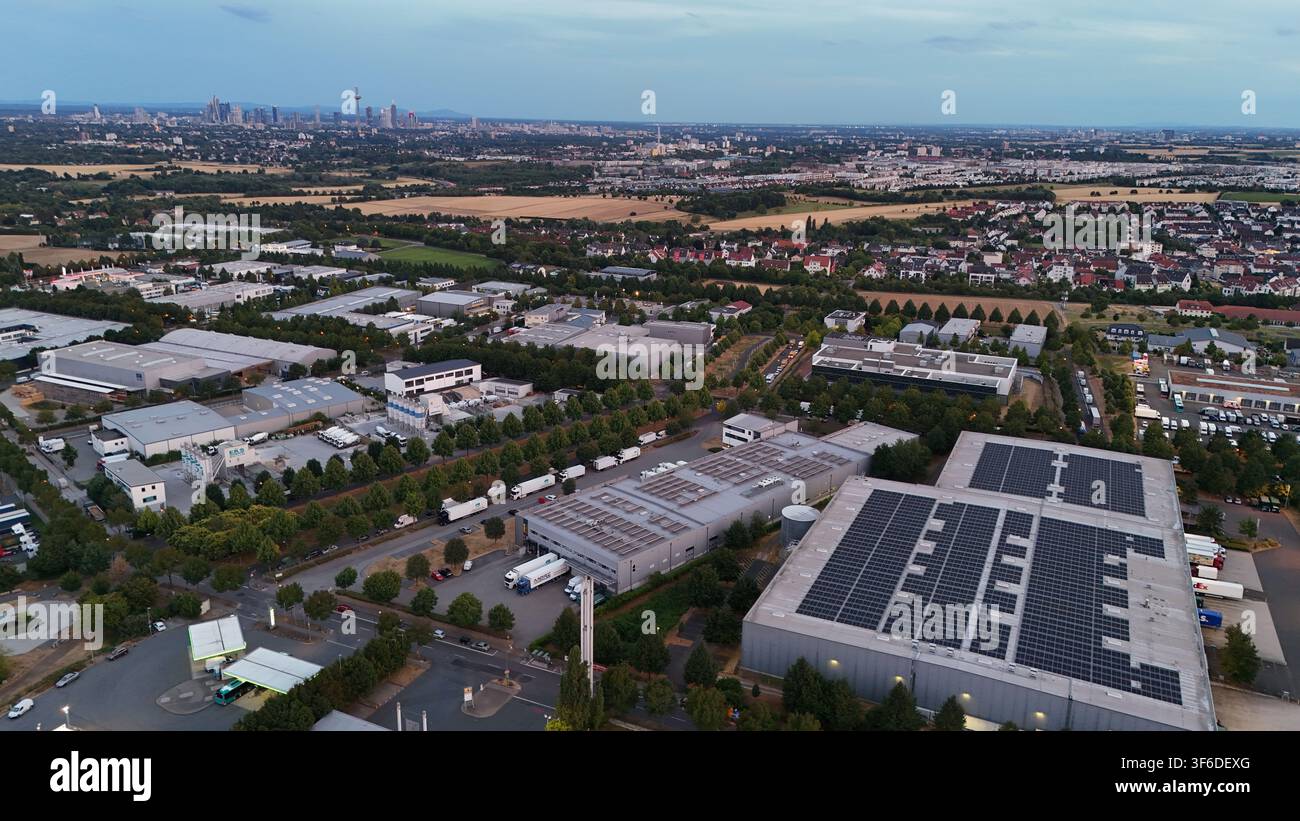 Luftbild der Iron Mountain Data Centers FRA-2 mit Industriegebäuden, Solarpanelen und Lastwagen in einer städtischen Umgebung, Frankfurt am Main, Hessen, Ge Stockfoto