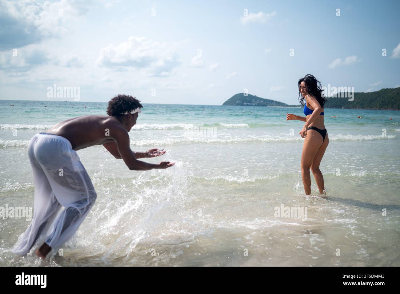 Reines Glück. Ein junges, vielseitiges, multiethnisches Paar genießt jeden Moment ihres tropischen Urlaubs Stockfoto