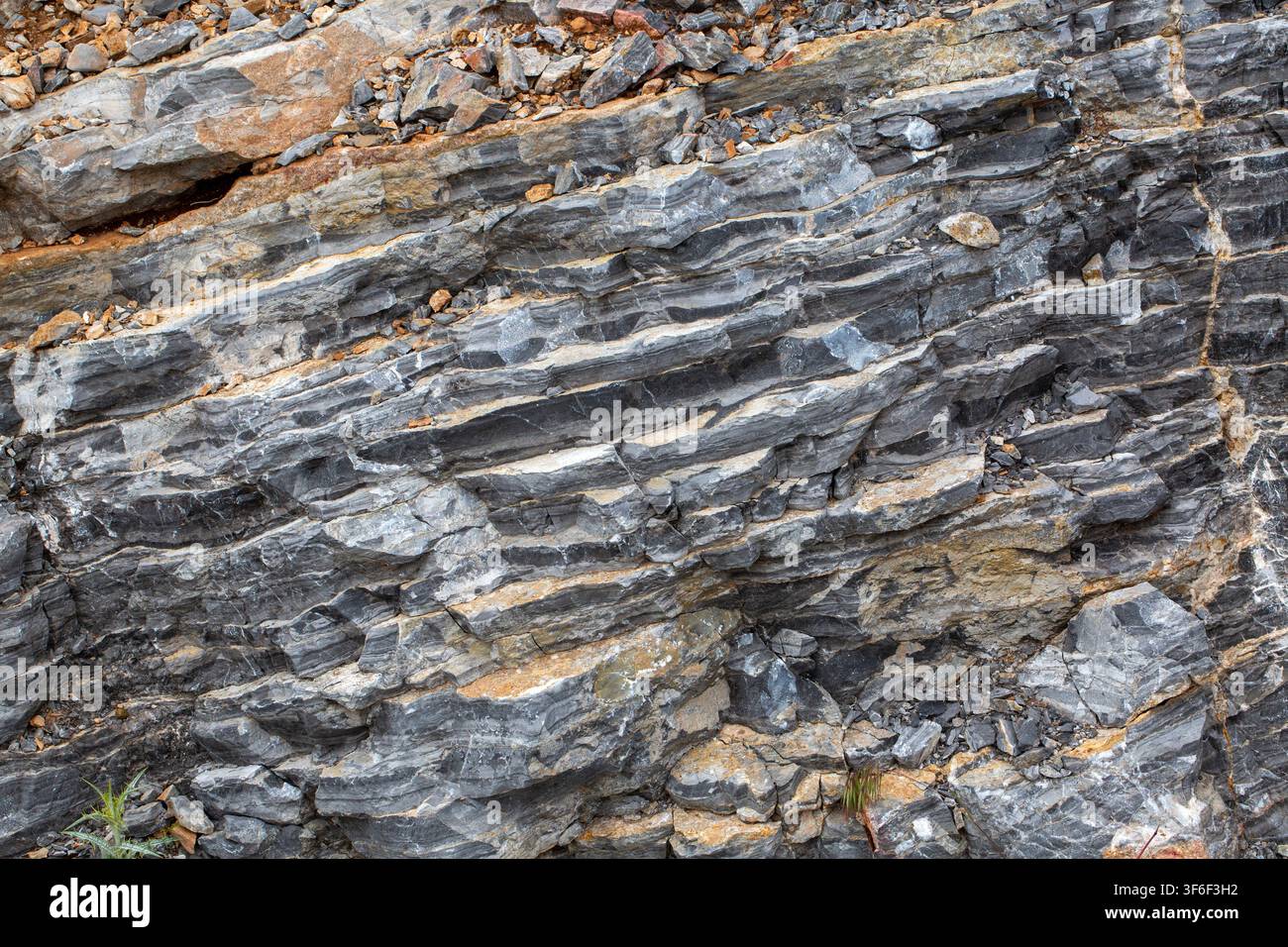 Schichtige Kalkstein-Felsen-Textur-Hintergrund mit sedimentären Schieferstreifungen Stockfoto