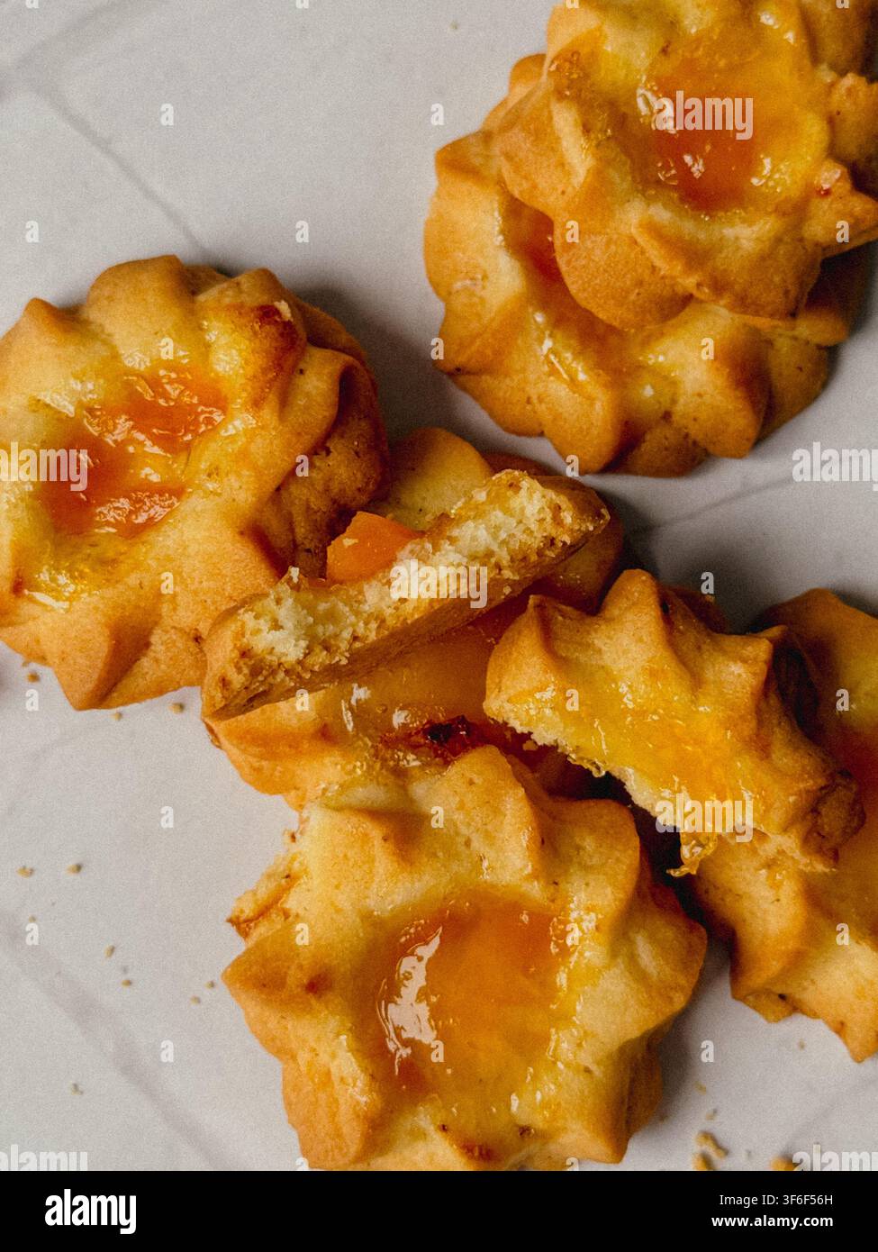 Traditionelle Kurabye-Shortbread-Kekse gefüllt mit Fruchtmarmadenfüllung Stockfoto