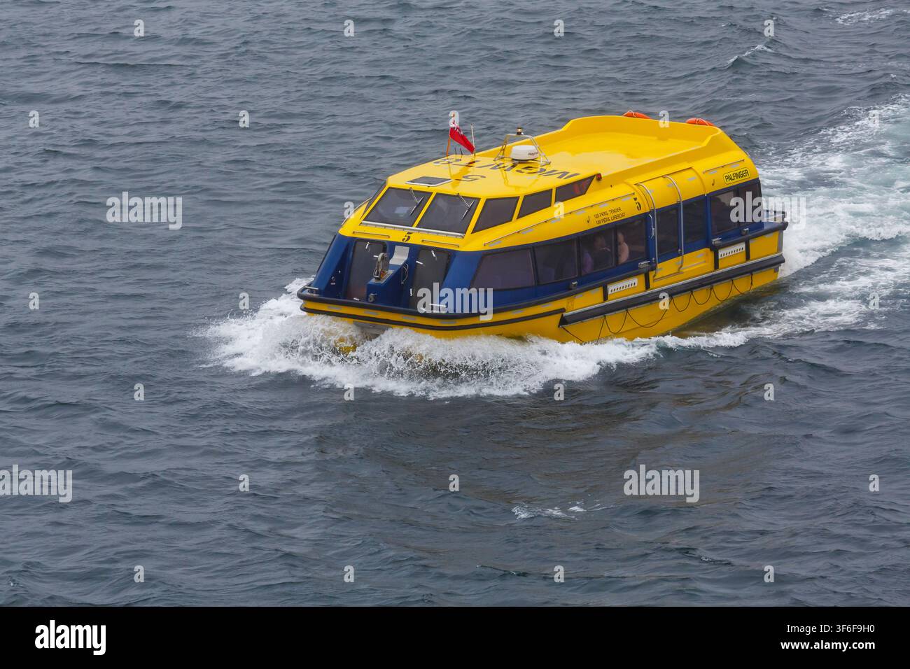 Zarte Beförderung von Passagieren ins Stadtzentrum von der SAGA-Kreuzfahrt Spirit of Adventure, die vor der Küste in Bressay Sound bei Lerwick, Schottland UK, vor Anker liegt Stockfoto
