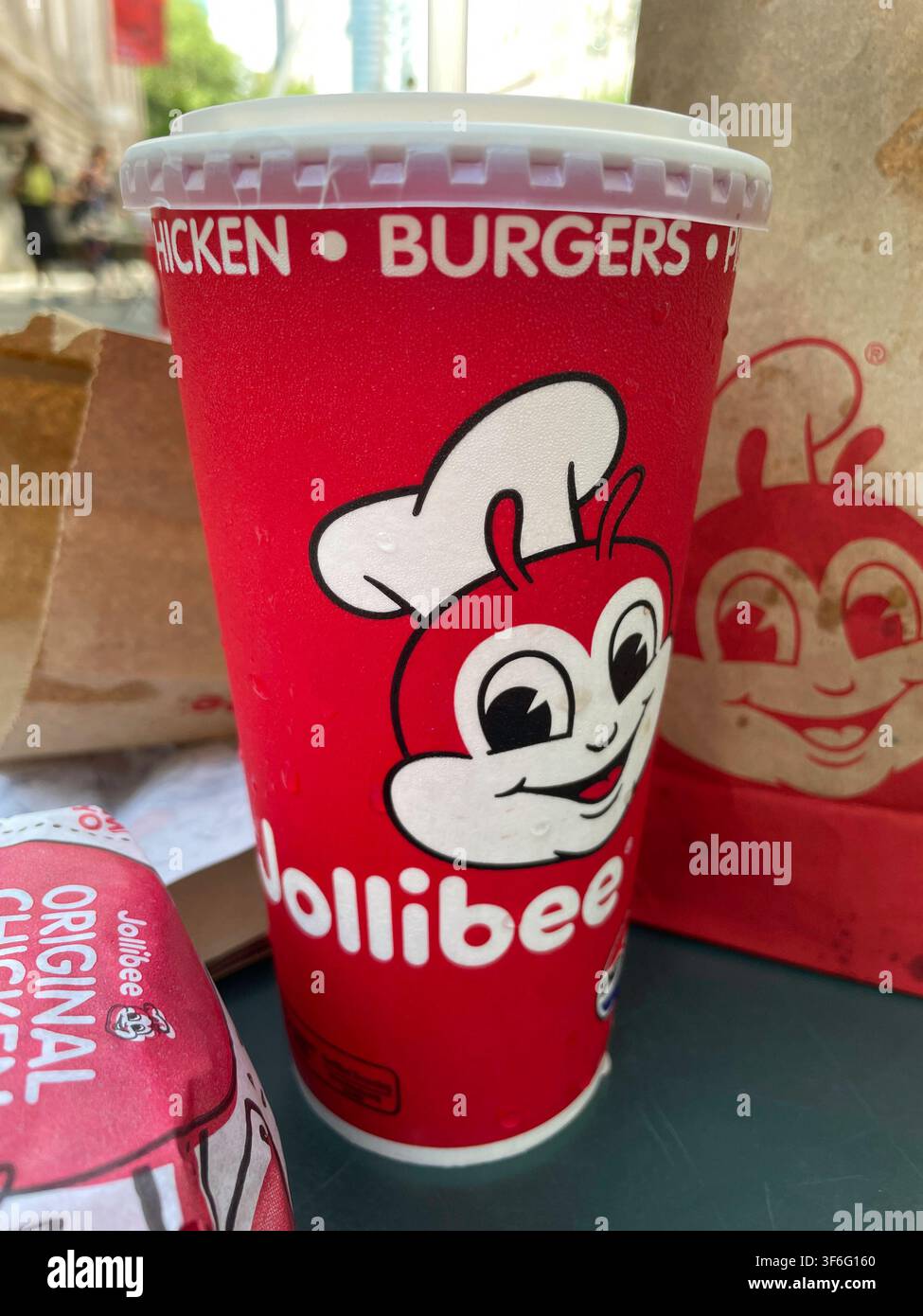 Jollibee ist eine philippinische Fast-Food-Restaurantkette in der Nähe des Grand Central Terminals an der East 42nd Street, New York City, USA 2026 - Smartphone-aufgenommenes Stockfoto
