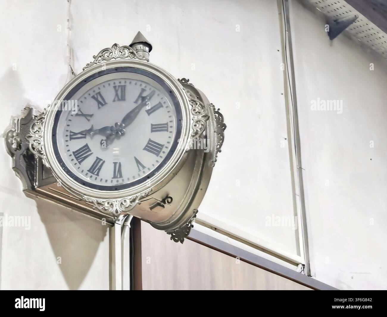 JEMBER, INDONESIEN - 2. APRIL 2026: Eine antike Pendeluhr, ein denkmalgeschütztes Kulturerbeobjekt (benda cagar budaya), das an der Wand von Jem angebracht ist Stockfoto